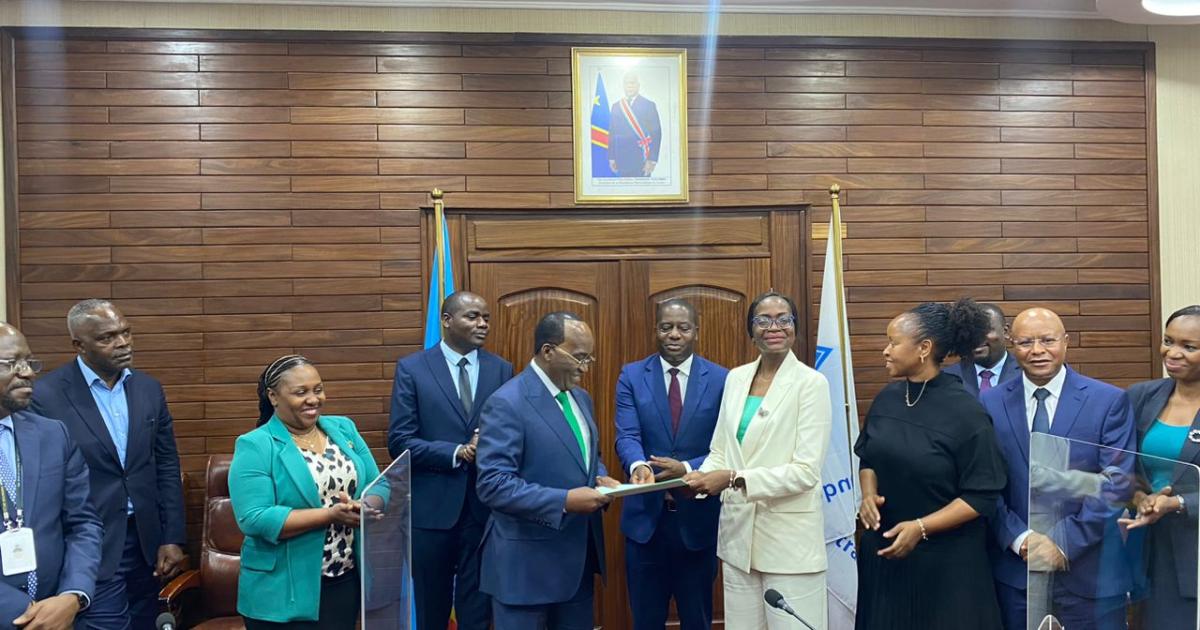 Le premier vice-gouverneur de la BCC, Dieudonné Fikiri Alimasi remet l’agrément à la DG de la CRDB Bank/RDC