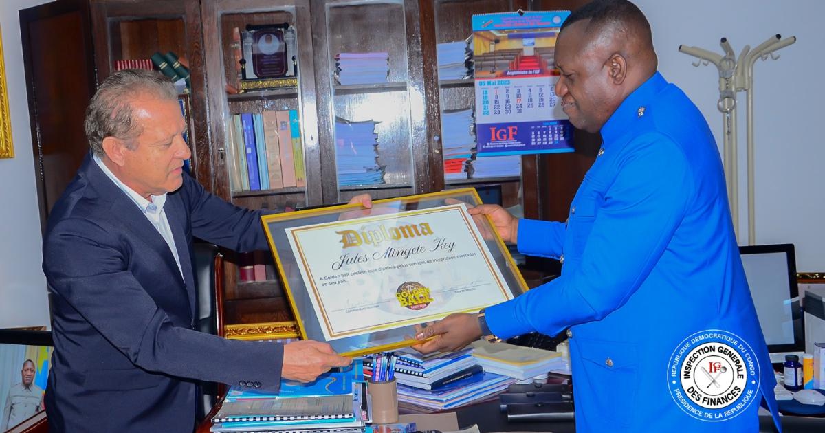 Jules Alingete recevant un diplôme de mérite lui décerné par une organisation brésilienne 