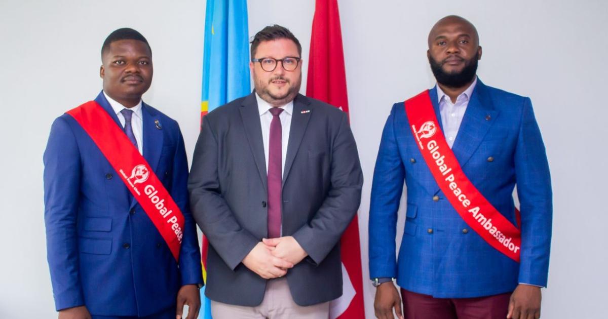 L'ambassadeur suisse, les Congolais Passy Mukoma et Jonathan Mulumba