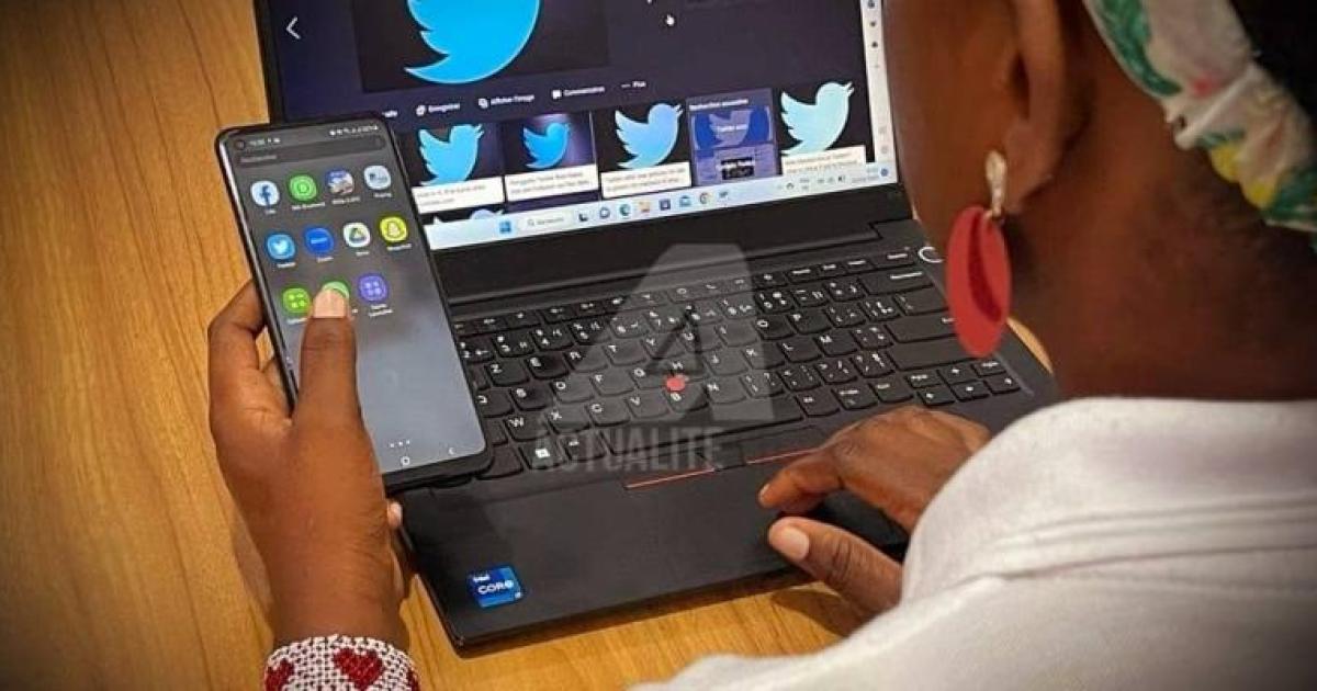 Une journaliste de ACTUALITE.CD au travail