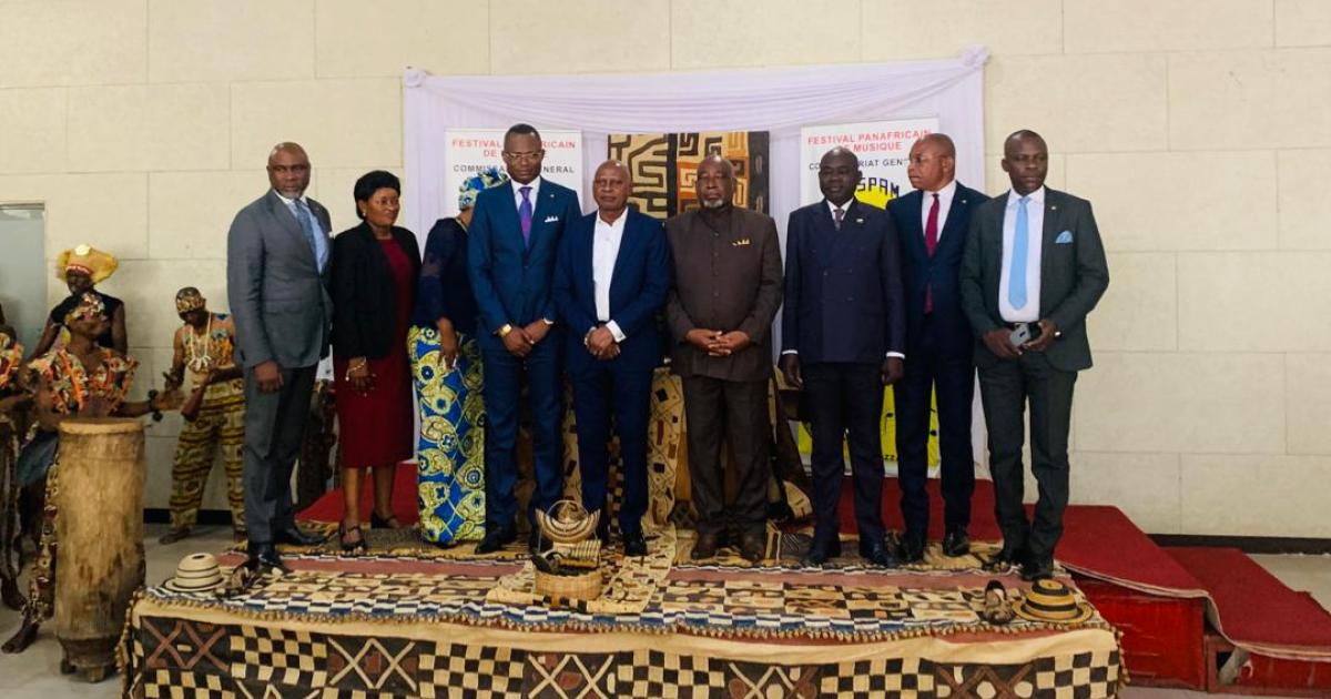 Le directeur de cabinet de la ministre de la culture, professeur Yoka Lye, le commissaire du Fespam et la délégation Fespam