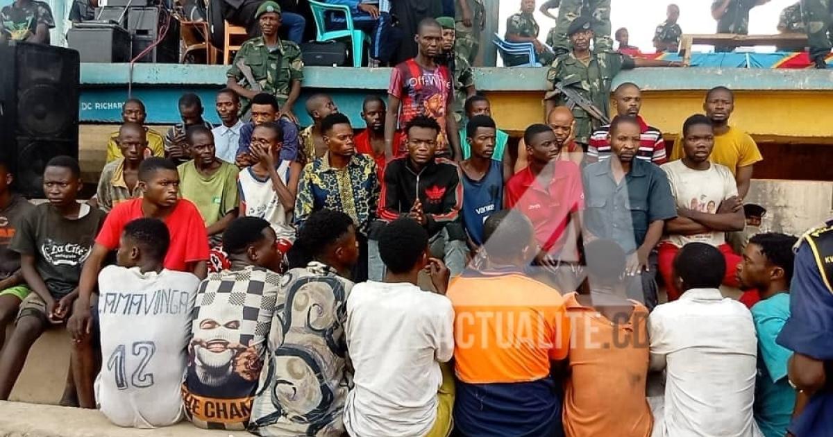 Les miliciens Mobondo lors du procès au stade du 30 juin à Kikwit 