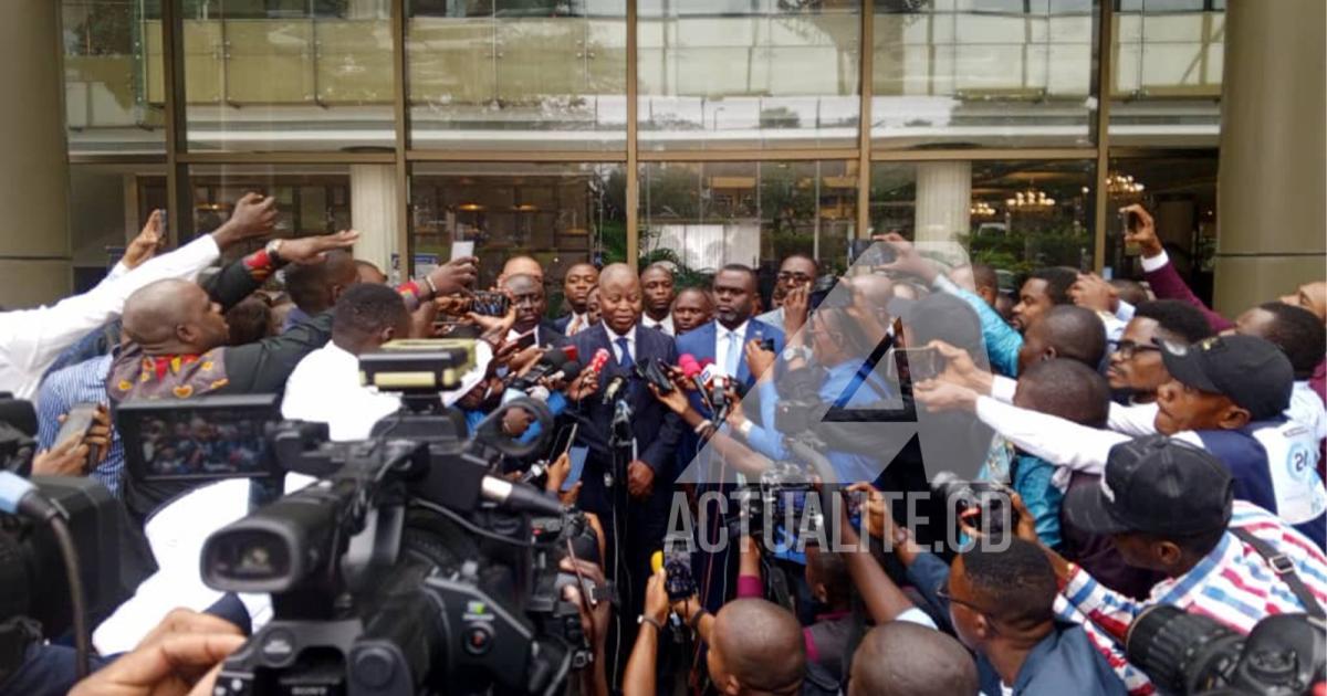 Adolphe Muzito devant les journalistes 