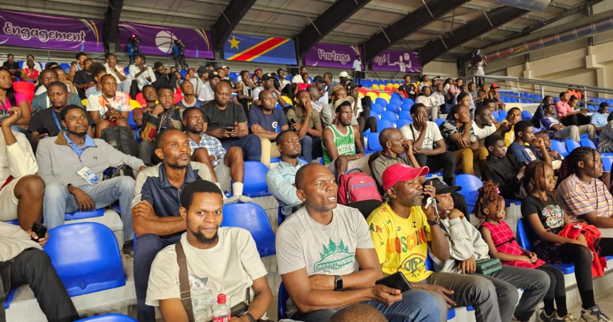 Le public au Gymnase de basketball au stadium des Martyrs