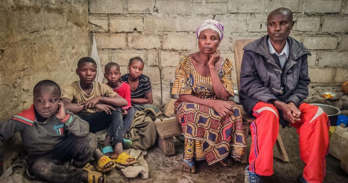 Crédit: Nagham Awada/CICR   Cité de Nyabiondo, territoire de Masisi au Nord-Kivu. Mukandirwa Balanda Hangi, la soixantaine, déplacé originaire de Kichanga, avec sa femme et quatre de ses huit enfants.                                                                                                                           