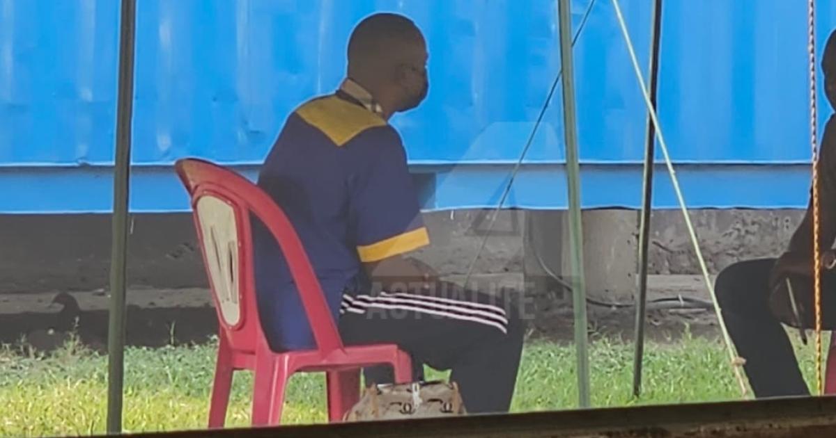 Salomon Kalonda sous une tente à la prison militaire de Ndolo