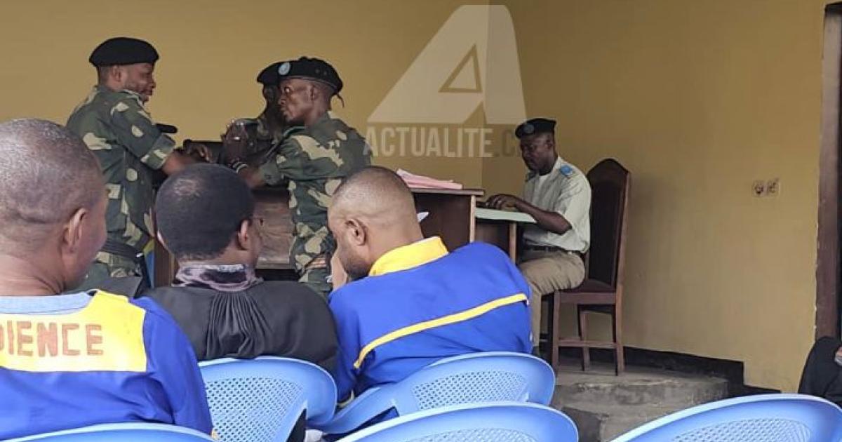 Salomon Kalonda dans la salle d'audience à Ndolo attendant le début de son procès