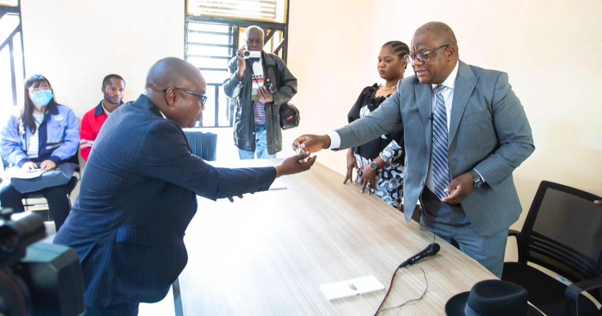 Le maire de Kolwezi remet officiellement les clés au chef du quartier Kapata