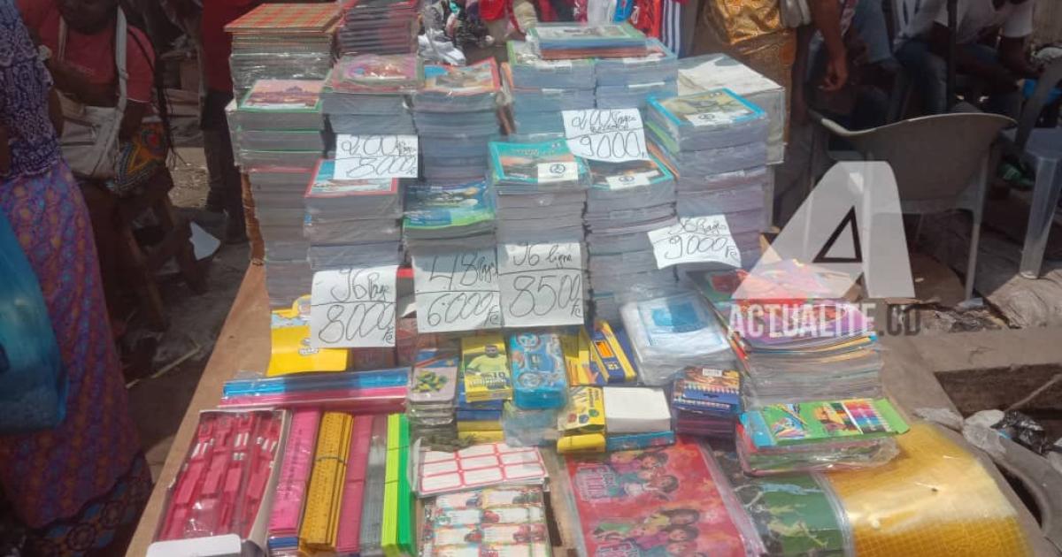 Fournitures scolaires en vente dans un marché 
