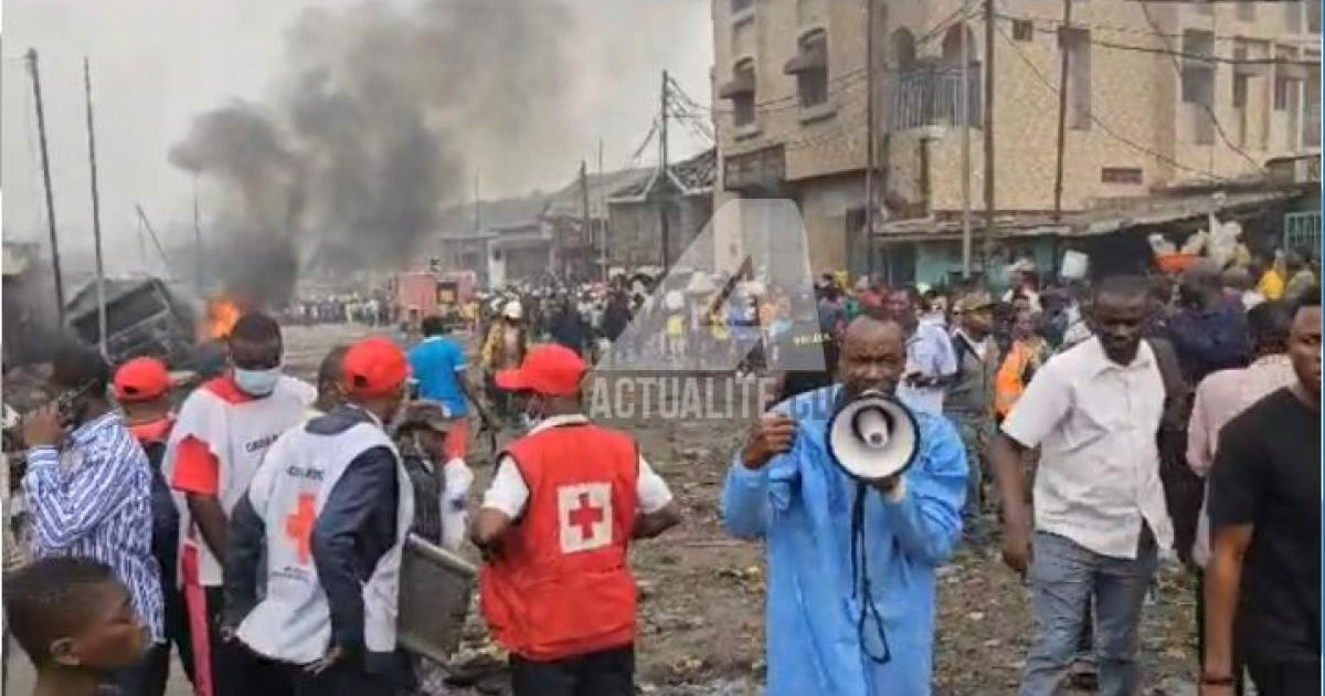 Les secouristes de la Croix-rouge sur le lieu d'explosion d'un camion citerne de carburant à Kinshasa