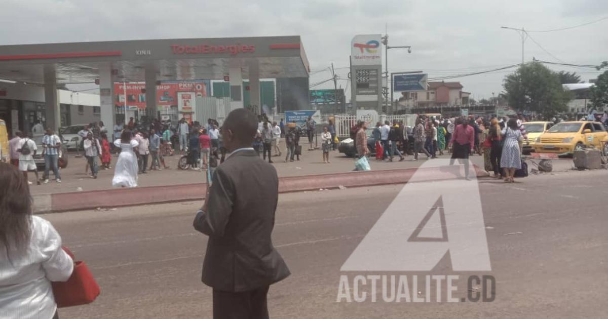 Des Kinois en attente d'un transport. Photo actualite.cd