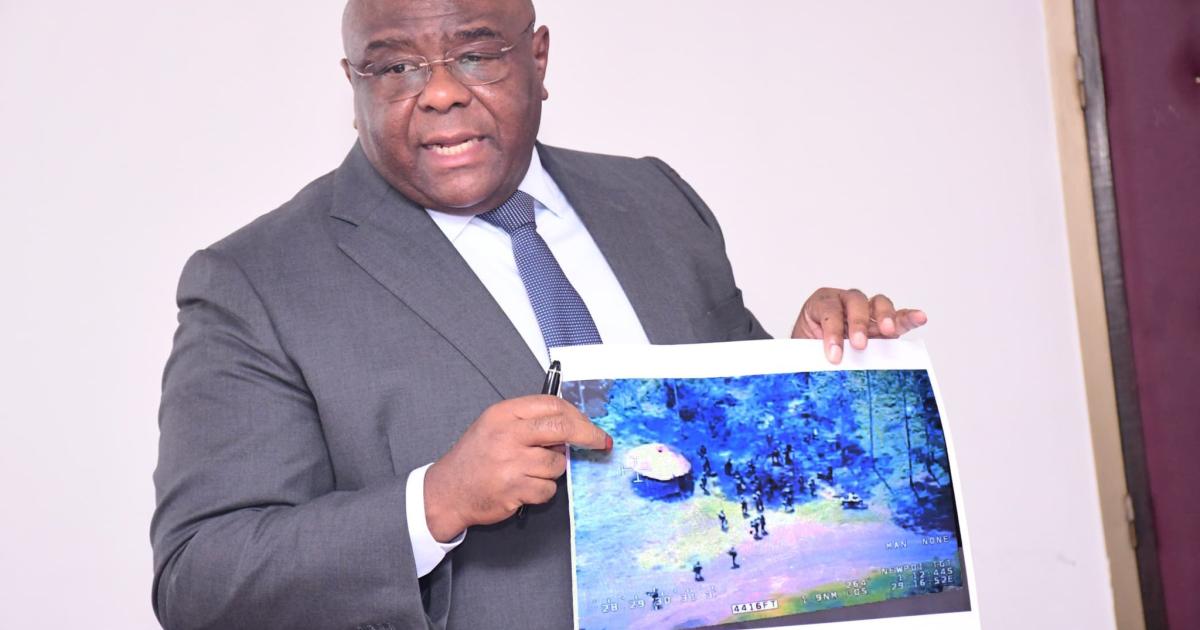 Jean-Pierre Bemba présentant les preuves de l'incursion rwandaise