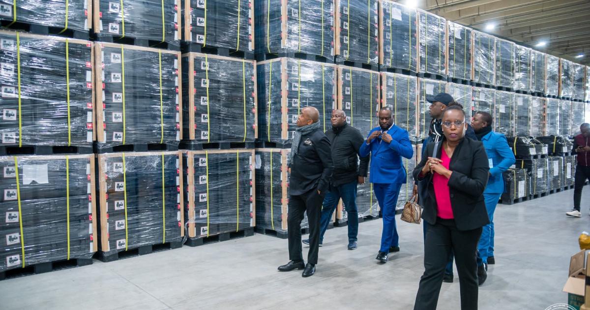 Denis Kadima et son équipe inspectant les machine à voter dans l'entrepôt de Miru System à Séoul