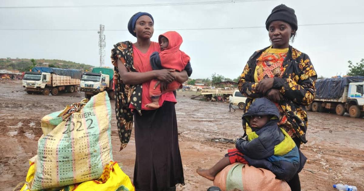 Mukaji et Kabamba arrivent au parking de Nguba en provenance de Kamina dans le Haut-Lomami sous une pluie battante.