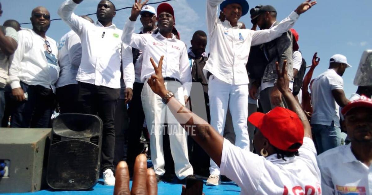 Sur la photo, Moise Katumbi, Matata Ponyo et Seth Kikuni lors d'un meeting le 28 novembre à Kindu