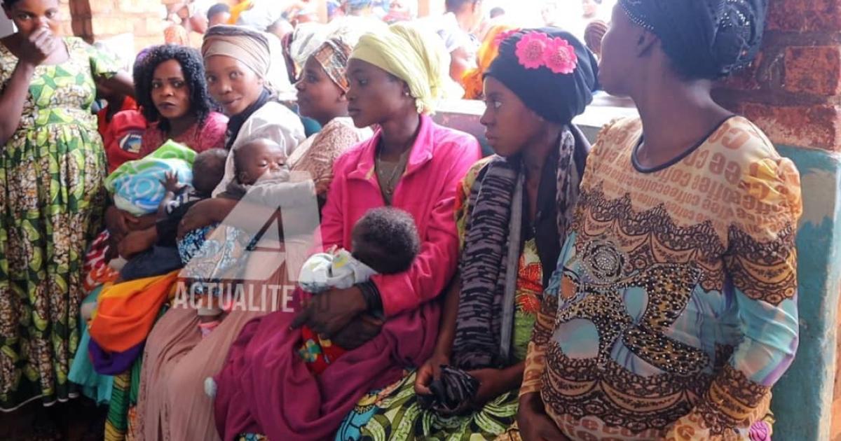 Femmes et bébés dans un centre de prise en charge de malnutrition à Kaniola 