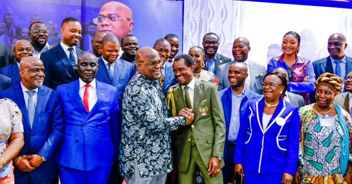 Poignet de main entre le DG de l'ARSP Miguel Kashal et Félix Tshisekedi 