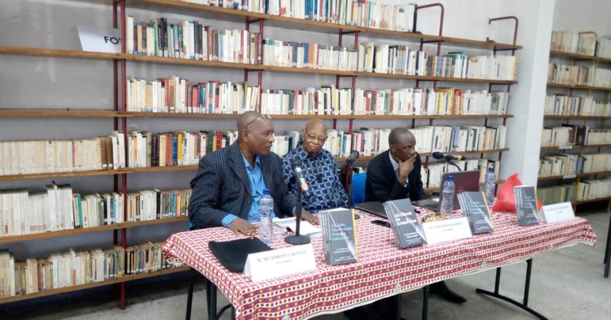 De gauche à droite : Muambayi Cibangù, Mukendi Kalhàlà et Mulangu Mushala, auteurs de l'ouvrage "Le Congo Terre promise"