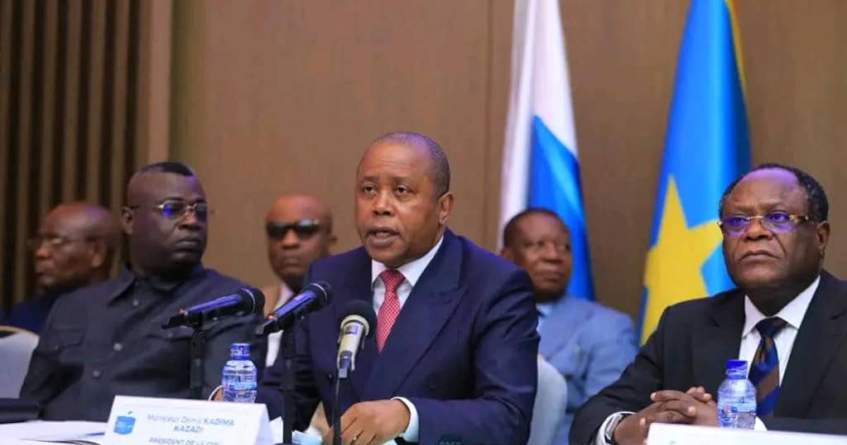 Les membres du bureau de la CENI avec Denis Kadima au centre