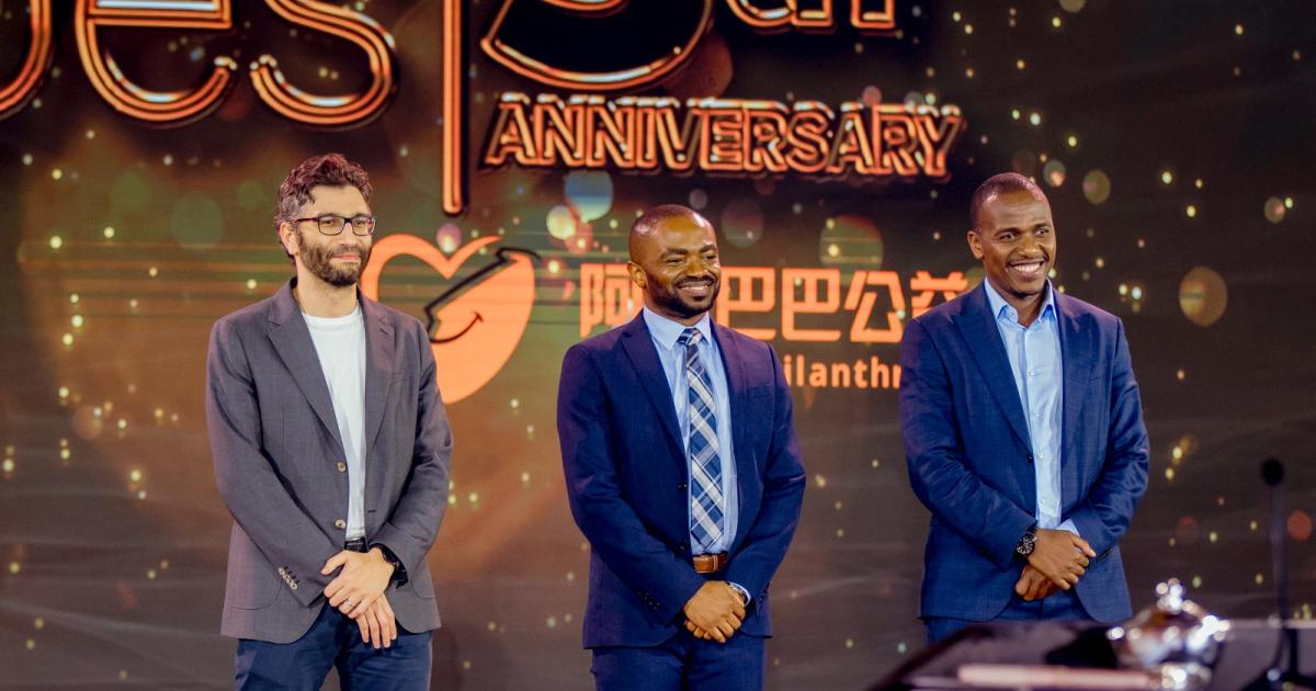 Ikpeme Neto, 1er prix ABH 2023 (au milieu), Thomas Njeru, 2e prix ( à sa gauche) et Ayman Bazaraa, 3e prix ( à sa droite) 
