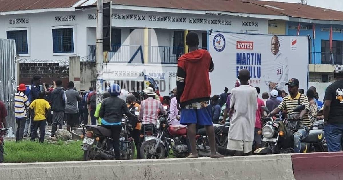 Une foule de curieux devant le siège de l'ECIDE