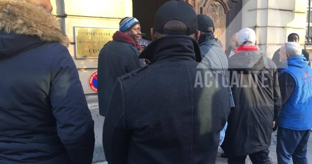 Les Congolais à l'ambassade de la RDC en France pour voter