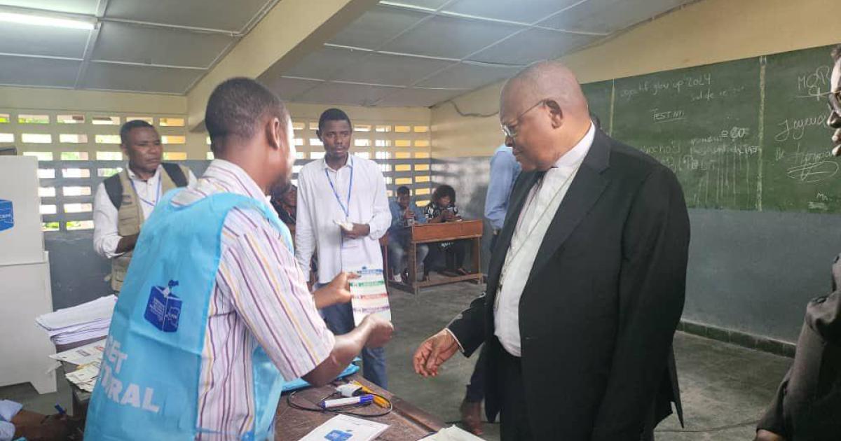 lE Cardinal Fridolin Ambongo dans un bureau de vote