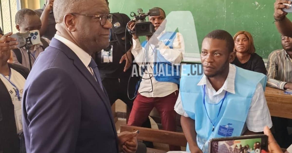 Denis Mukwege dans un bureau de vote 