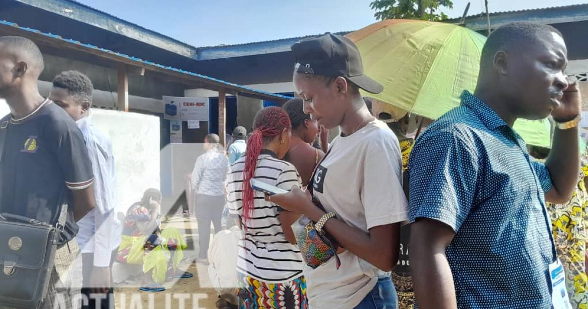 Des électeurs au centre Salisa Bana dans la commune de Kisenso