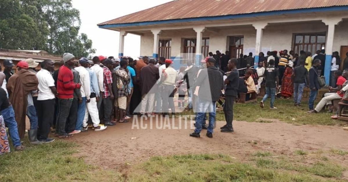 Les électeurs devant un bureau de vote à Butembo