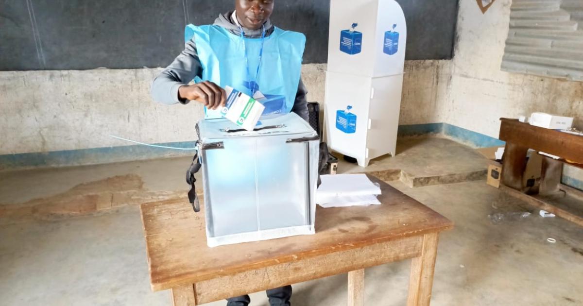 Un agentd e la CENI vote dans un bureau au centre Epo Ville à Bunia