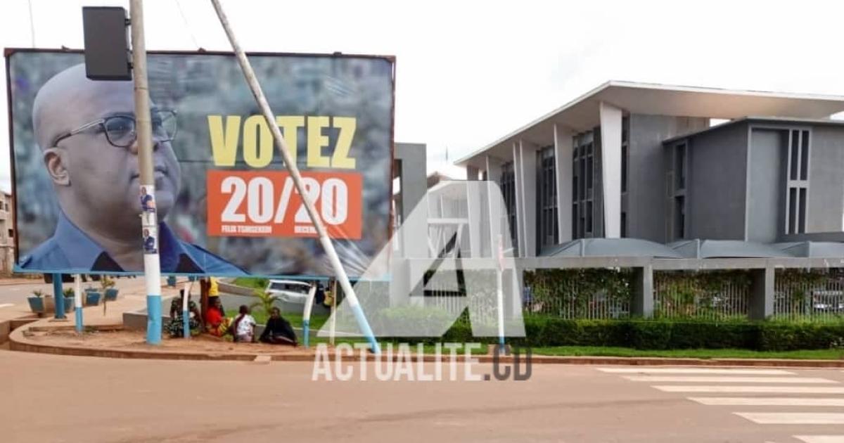 Une affiche de Félix Tshisekedi devant le gouvernorat de Lualaba