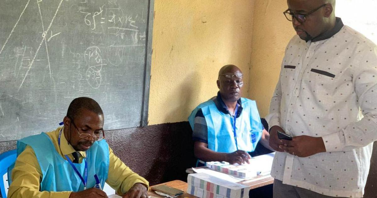 Floribert Anzuluni en plein vote 