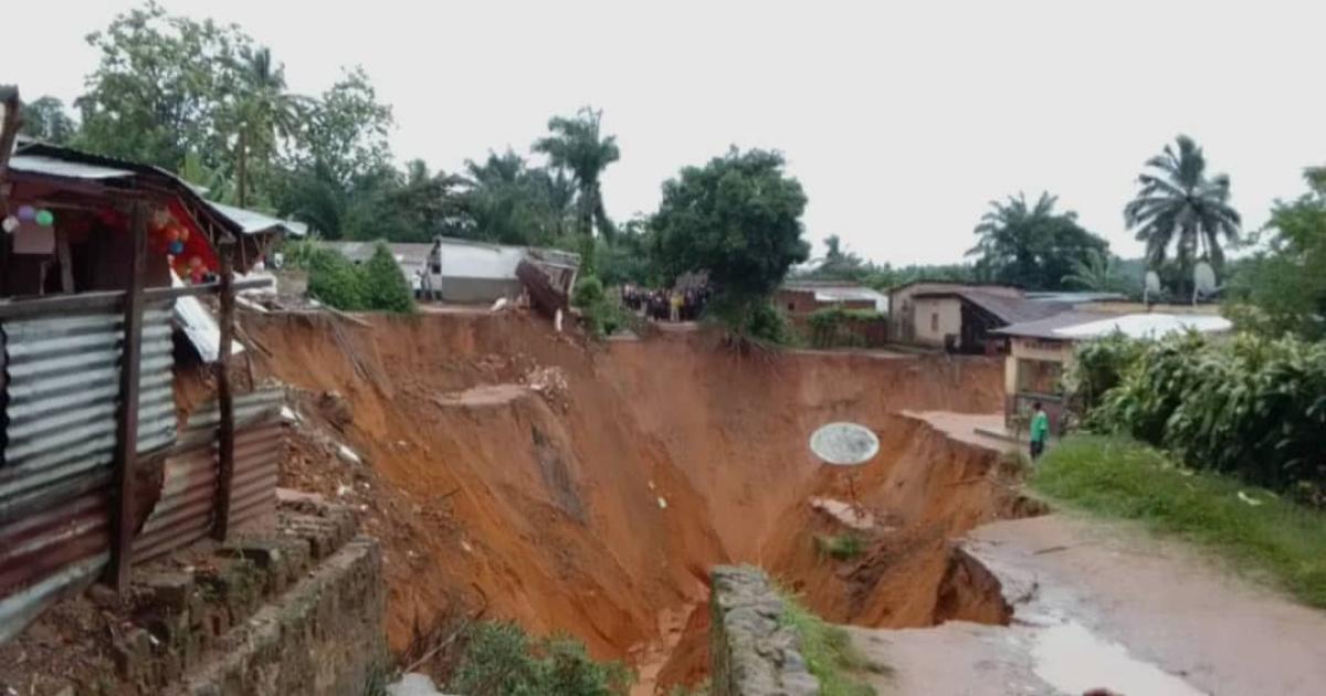 Ville de Kananga après la pluie 