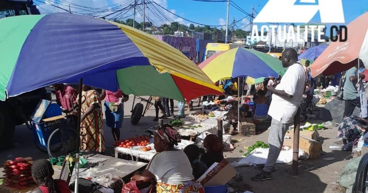 Des vendeuses dans un marché à Kinshasa