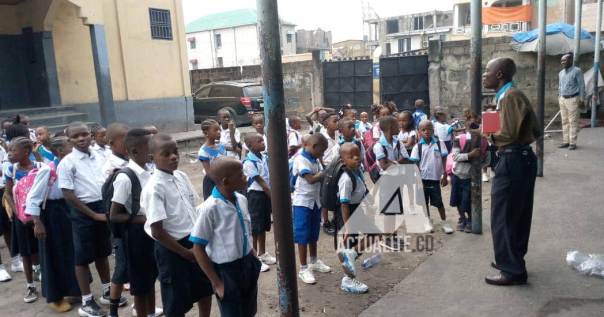 David Abeli directeur du complexe scolaire Saint Esprit dans la commune de Barumbu sensibilise les élèves 