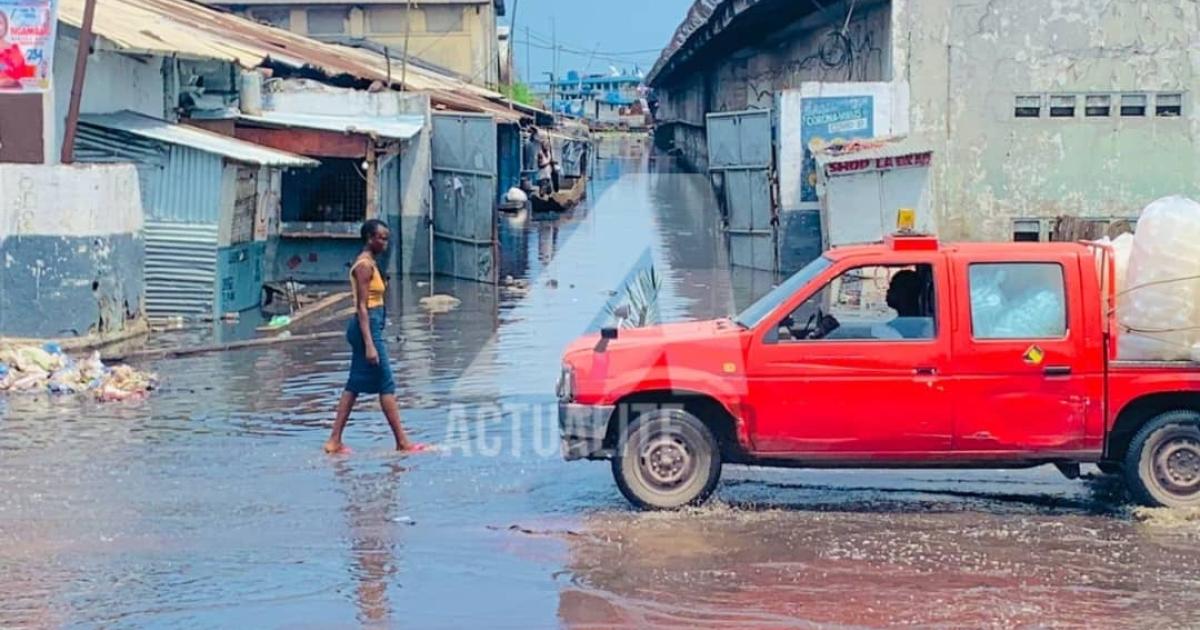 Les eaux du fleuve Congo inondent la route poids lourds à l'entrée du port CELCO