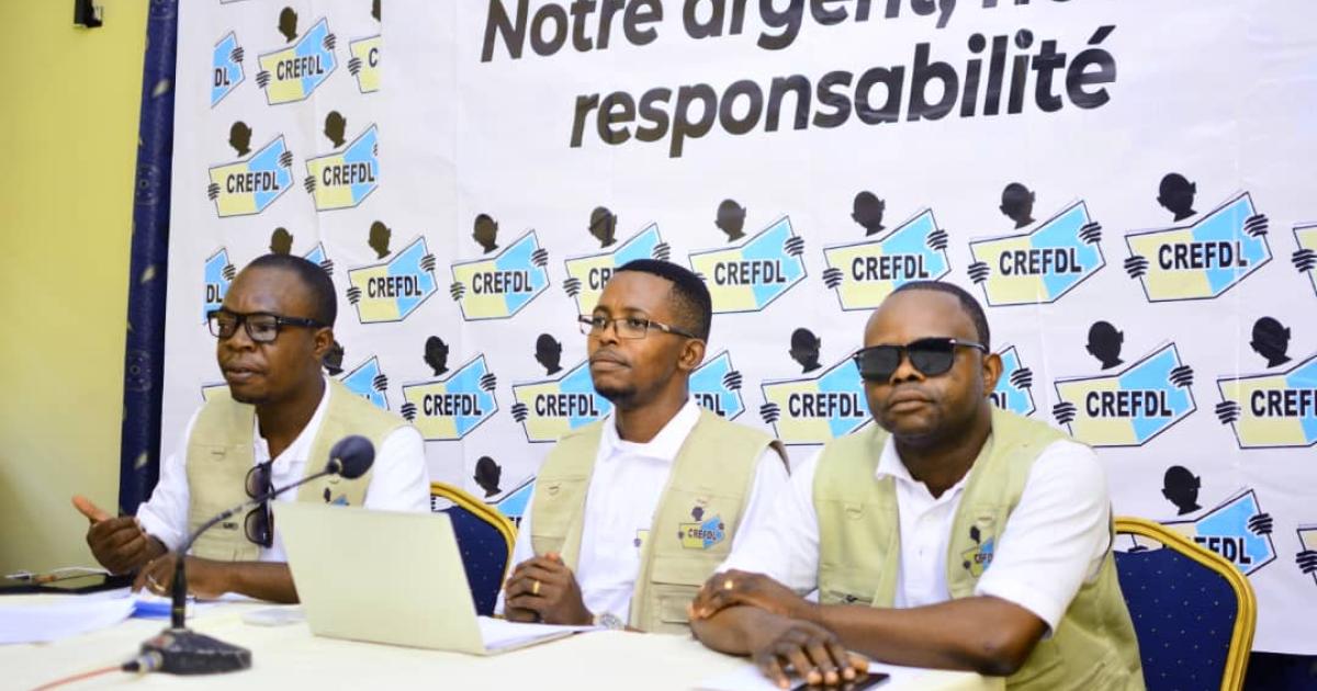 L'équipe du centre de recherche en finances publiques et développement local ( CREFDL) avec Valéry Madianga, Coordonnateur et chercheur en Finances Publiques, Olivier Masini Kulosala Expert en enquête de terrain lors de la représentation de l'étude comparative sur le budget et le système de passation des marchés publics dans le cadre des opérations électorales 2016-2019 et 2021-2024.