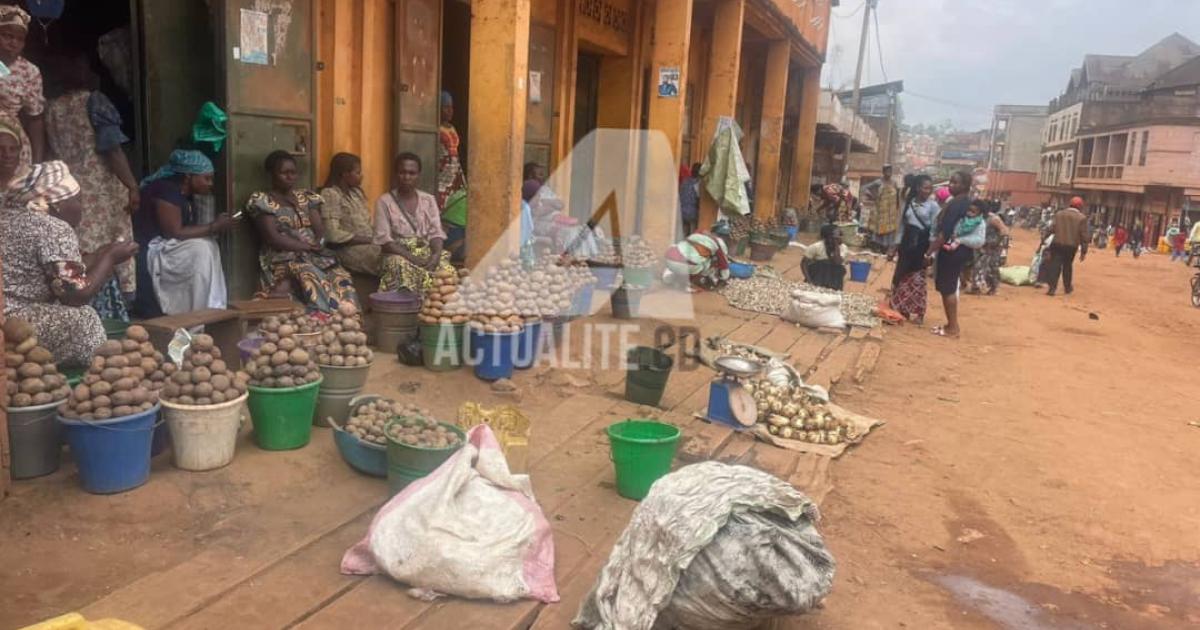 Les vendeuses des pommes de terre à Butembo