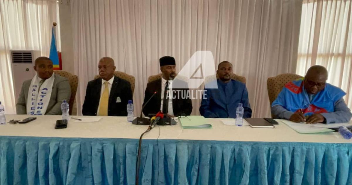 Des membres d'une coalition des partis et regroupements politiques contestant le calcul en conférence de presse 
