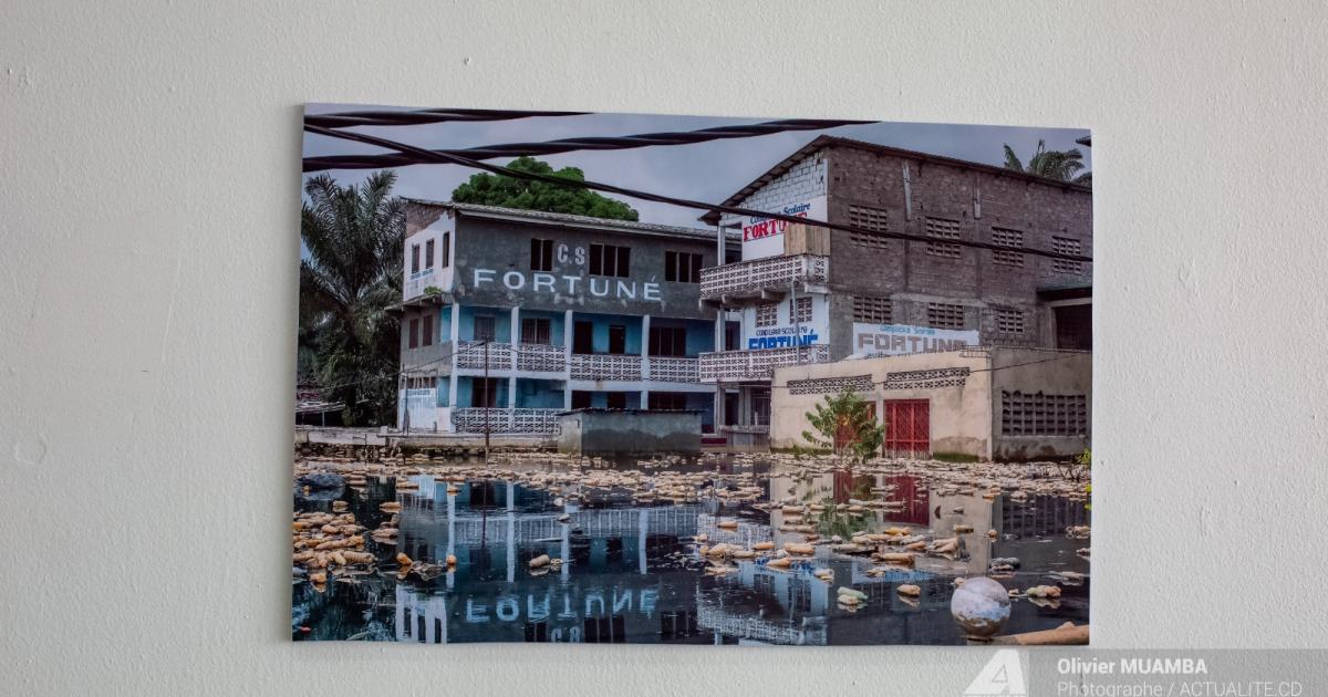 Exposition: « Urbanisation sauvage et dérèglement climatique : la crue du fleuve Congo déshabille Kinshasa »Photos Olivier Muamba, vidéos Lucien Adipenza, texte Prisca Lokale, commissaire Arsène Mpiana.