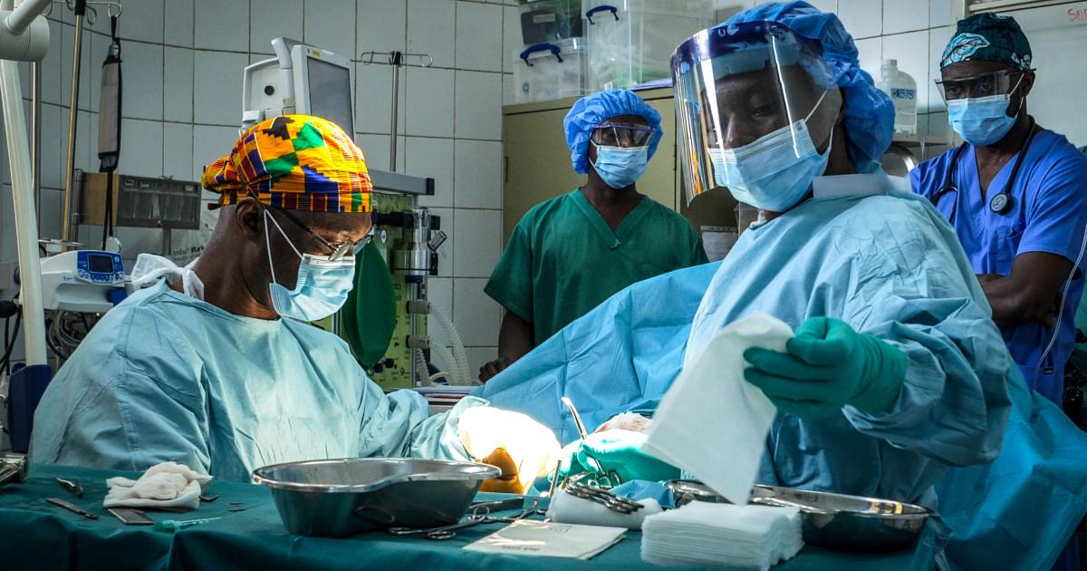 L'équipe chirurgicale du CICR et de l'hôpital CBCA Ndosho, à Goma, opère un blessé par arme. Photo Jonathan Busasi/ CICR