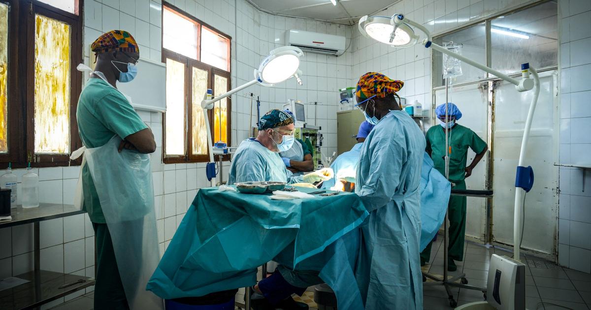 L'équipe chirurgicale du CICR et de l'hôpital CBCA Ndosho, à Goma, opère un blessé par arme. Photo Jonathan Busasi/ CICR