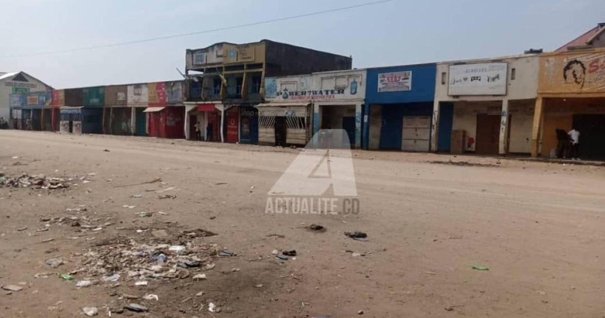 Une avenue déserte dans la cité de Kasindi 