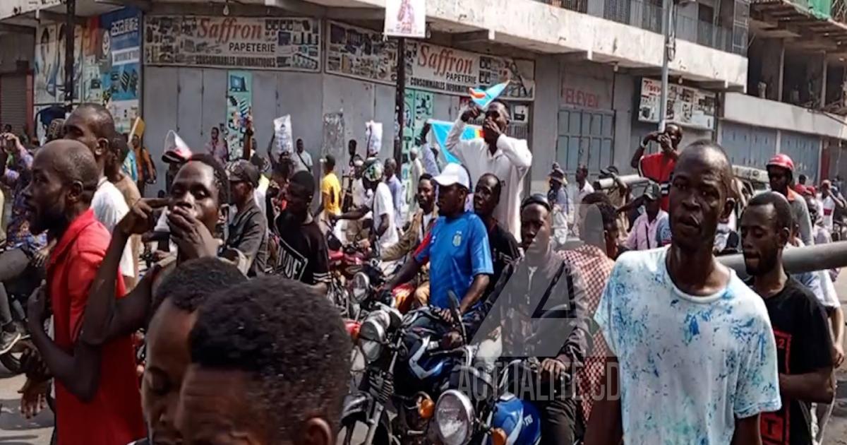 Des manifestants sur l'avenue du commerce à Gombe