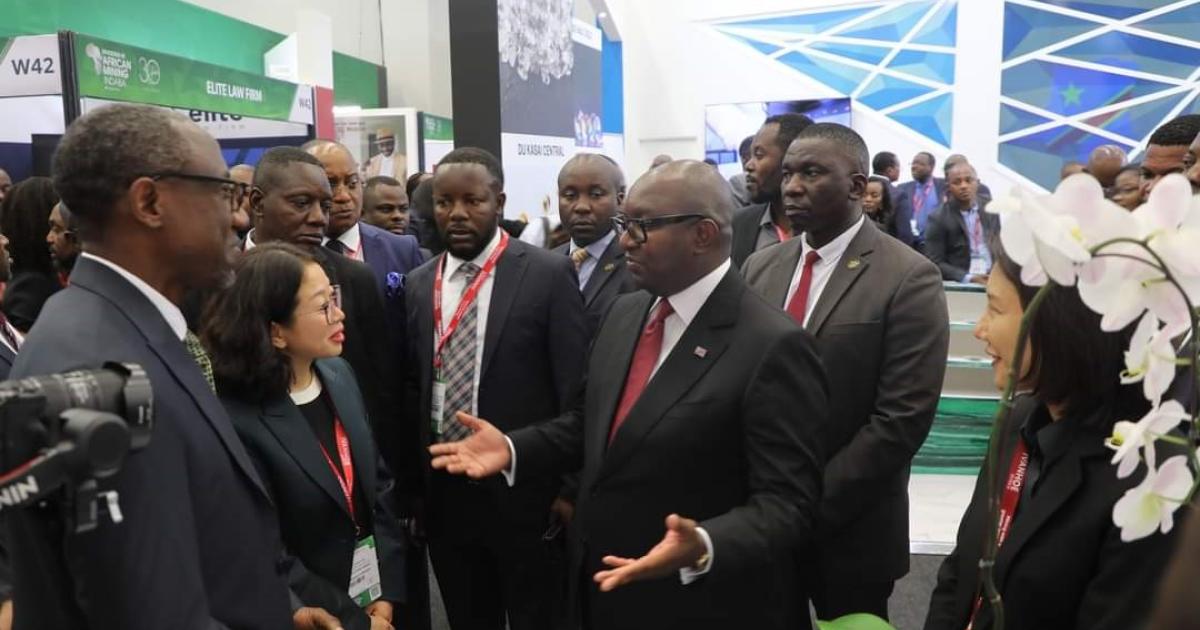 Jean-Michel Sama Lukonde en visite au stand de CMOC