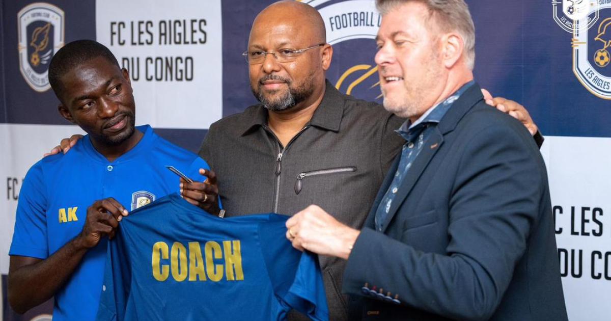 De gauche à droite Anicet Kiazayidi, Vidiye Tshimanga et Luc Eymael 