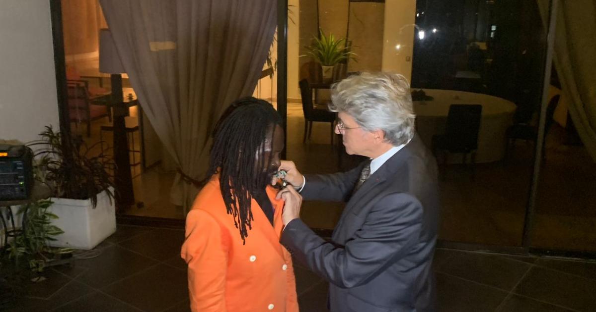Freddy Tsimba décoré par l’ambassadeur Bruno Aubert