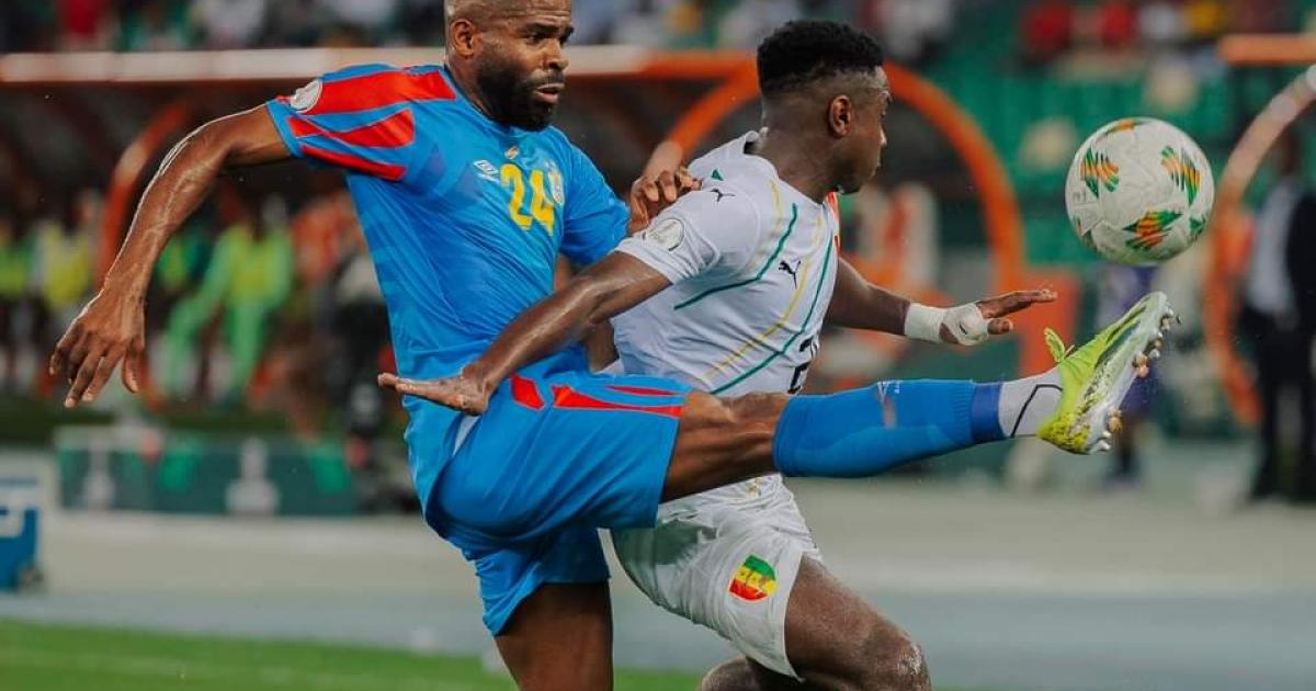 Gédéon Kalulu en duel lors du match RDC vs Guinée (CAN2023)