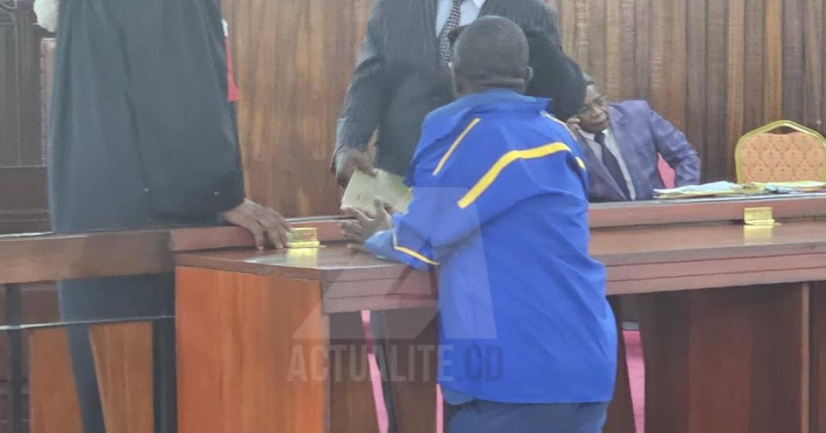 Modero Nsimba dans sa tenue de prisonnier